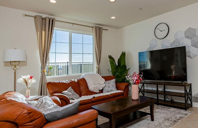 Luxurious Ontario Townhouse Ideal Family Retreat - Photo 10