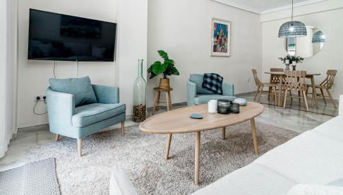 Sensational and Exotic 3-Bedroom Retreat in Nueva Andalucia with a Palm Garden - Photo 3