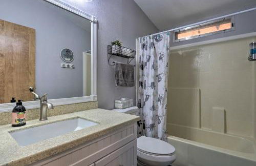 Updated Strawberry Family Cabin with 2 Private Decks - Foto 20