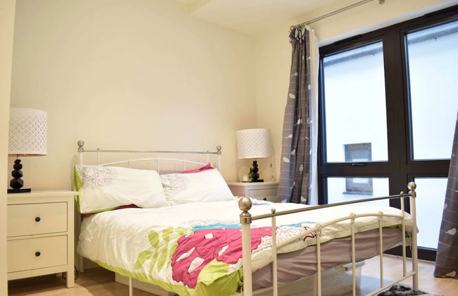 Bright 1 Bedroom Flat in North London With Balcony - Photo 2