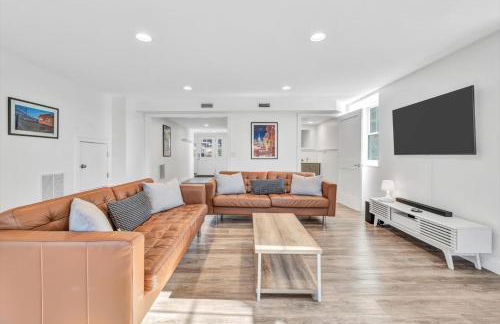 Waterfront Retreat with Private Dock and Fire Pit, Sleeps 8, Outdoor Dining, Spa-Style Primary, Gourmet Kitchen with Dual Dishwashers, Gas Fireplace, River Views, Bright Open Layout, Central AC, Perfect Coastal Escape for Families, 24 Hr Hospitality - Foto 26