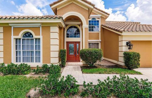 Spacious Naples Lakefront Pool Home Minutes from Downtown! - Foto 6