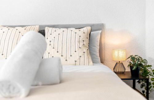 Two Bedroom Apartment - On Street Parking Available - Netflix - Wifi - Top Rated - 311M - Photo 11