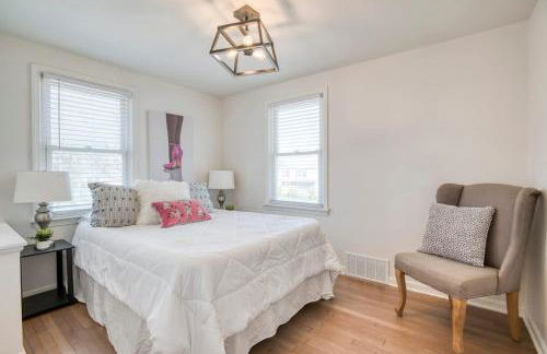 Stylish 3BR w Sunroom & Deck - Foto 15