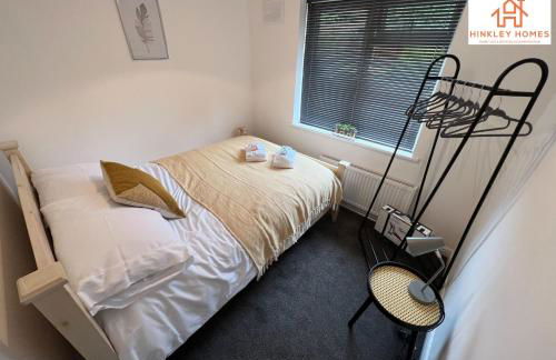 Large Home - Free Parking-WiFi By Hinkley Homes Short Lets & Serviced Accommodation - Foto 45