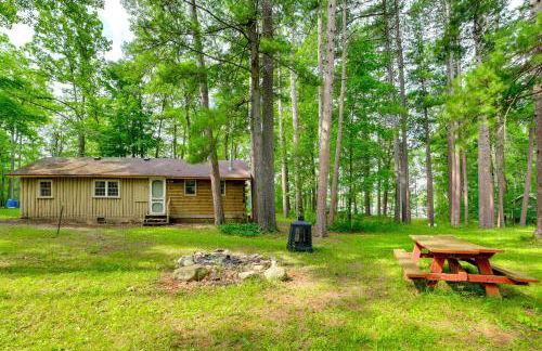 Rustic Michigan Lakeside Cabin with Private Dock! - Foto 22