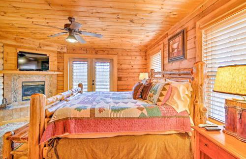 Lake Hartwell Lodge with Dock, Theater and Hot Tub! - Foto 11