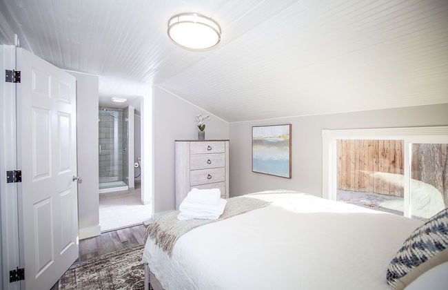 Couples Getaway | Walk to Unc | Free Cruiser Bikes - Foto 4