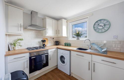 Stylish Duplex Apartment - Close to City Centre - Free Parking, Balcony, Self-Check-In, Fast WiFi and Smart TVs by Yoko Property - Foto 13