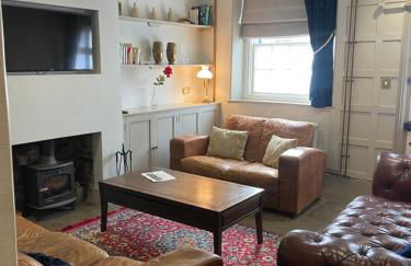Little Monmouth 4 bedroom cottage, Old town Lyme Regis, dog friendly and parking - Photo 7