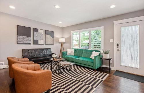 Mid-Mod Marvel Central Game RmWet Bar Patio - Foto 6