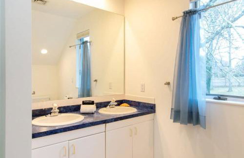 Stunning Home with In-Ground Pool - Photo 31