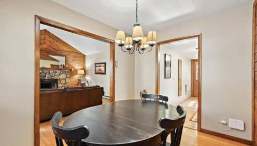 Picturesque Riverside Cabin with Fireplace and Porch - Foto 4