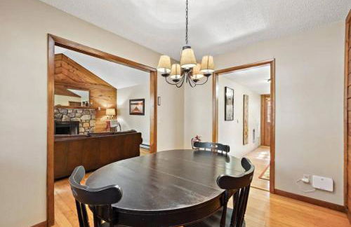 Picturesque Riverside Cabin with Fireplace and Porch - Foto 4