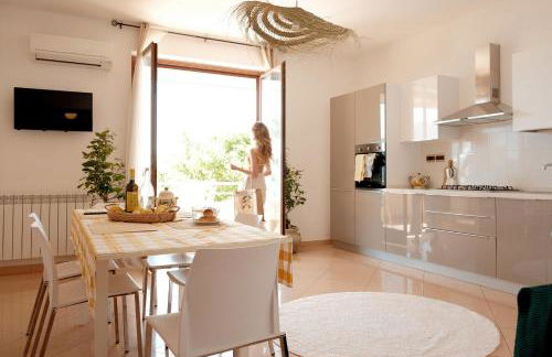 Sun-Filled Apartment, Breathtaking Coastal View, Gioiosa Marea, Limone by Ideal Sicily - Foto 1
