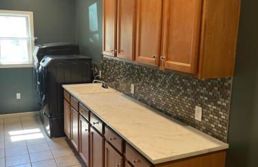 Secluded 4 bedroom with hot tub minutes from campus - Foto 50