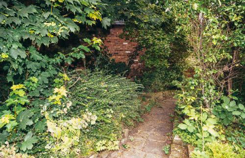 Large Apartments next to East Midlands Airport with Free Gated Parking! - Photo 31