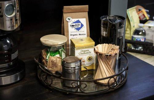 Quaint house, king bed 2min from down town - Photo 56