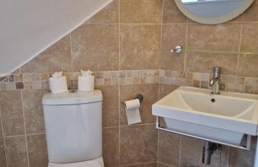 Large 4-bed house for up to 7 guests w 2x parking - Foto 27