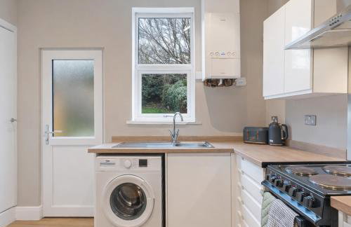 Stylish House - Close to City Centre - Self-Check-In - Free Parking, Work Space, Fast WiFi, Smart TV and Garden by Yoko Property - Foto 16