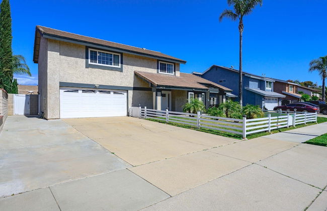 Spacious Family Retreat w Garden Modern Comfort - Photo 6