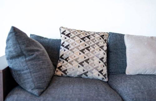 Stunning Riverside View Apartment, near Canary Wharf & O2 - Photo 9