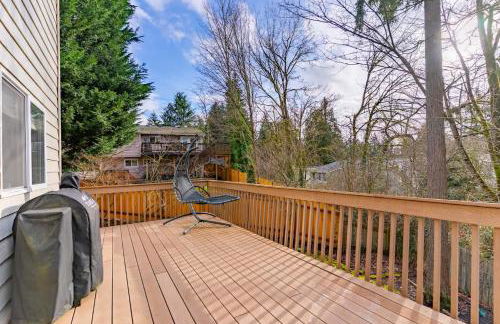 Spacious & Serene 6-Br Family Retreat in Kirkland - Photo 56