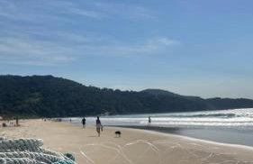 Novíssimo! Charmoso e a 3 minutos a pé da praia - Foto 2