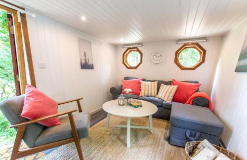 Extraordinary Huts Ltd - Photo 23