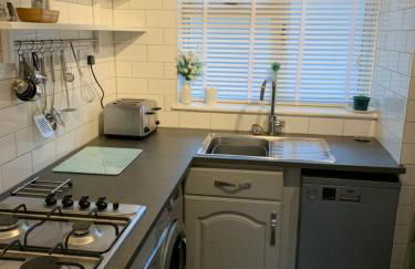 Lovely home from home apartment 8 mins walk to beach with free parking and sun deck 2 bed sleeps 4 - Photo 9