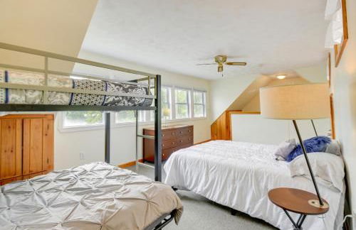 Waterfront Gray Home with Furnished Deck and Fire Pit! - Foto 14