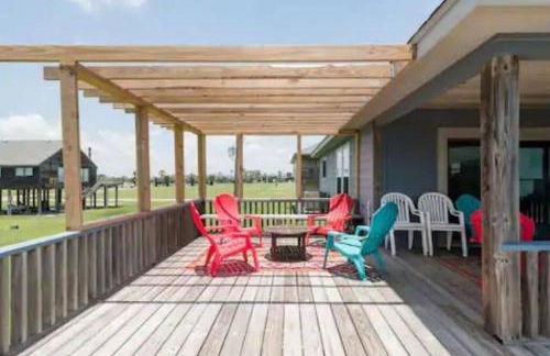 Beach House with Huge Deck and Great Views - Photo 6