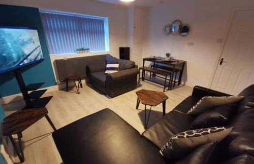 Spacious & comfy 4 bed house, 6 Beds, Free Private Parking & Wifi - Foto 45