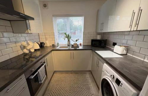 Spacey 2-Bedroom Apartment in Harefield, North West London - Photo 4