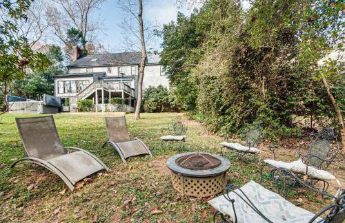 4,100-Sq-Ft Gem with Pool Table and Yard in Raleigh - Foto 34