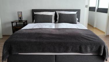 Stylisches kleines Studio -Zentral gelegen- Nähe BayArena - in Leverkusen Wiesdorf City- Friedrich Ebert Platz 5a , 4te Etage mit Balkon-kein Aufzug-Lift--Kaution Pflicht-- - Foto 2