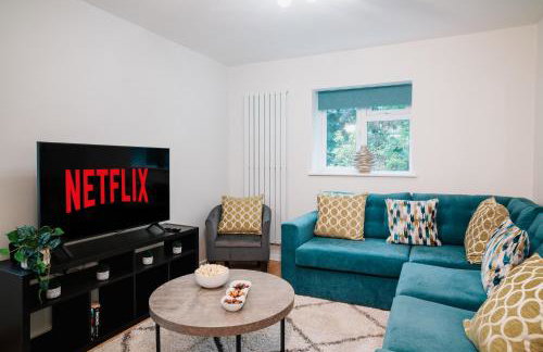 Spacious 4-bed Ample Parking Fast WiFi Contractor Family Friendly - Photo 1