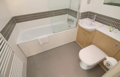 iSTAY APARTMENTS at VIZION - Fully Equipped Modern Serviced Apartments with Balconies, Superfast Broadband, Free Allocated Parking Space, 24h Security, Rooftop Gardens, Located in Central MK - Photo 52