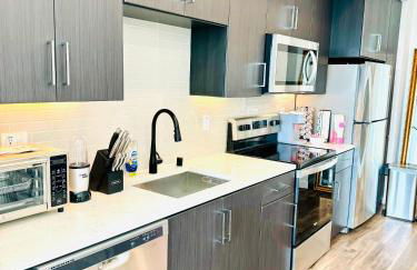 Hollywood Penthouse with Balcony & Pool View - Photo 52