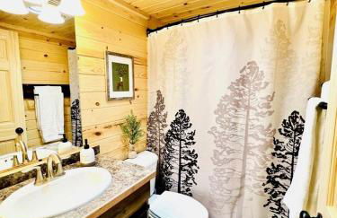 Outstanding Retreat with Dock, Game Space and Lake Views in Wisconsin - Foto 25