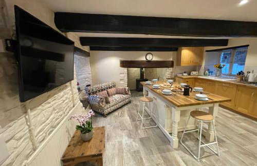 Large Historic Farmhouse in Rhondda Valley Perfect for Groups with Hot Tub - Foto 8