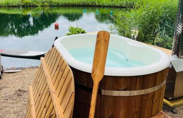 Cosy Mirrored House next to a Magical Swimming Lake - Foto 1