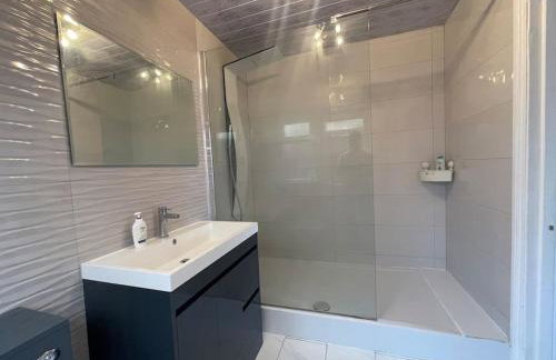 Luxurious Detached Holiday House Free Parking near Airport Town Centre Railway Station - Foto 31