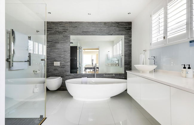 Modern Apartment in Camps Bay w Private Pool Houghton Steps - Photo 7