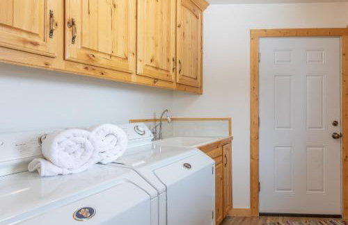 Chester Currents by KABINO Riverfront on Henrys Fork Air Conditioning Boat Launch Foosball Pool Table Huge Yard Garage WIFI - Foto 36