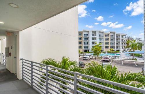 Waterside Retreat: Modern 2BR, Mins to Beach & Apt - Photo 44