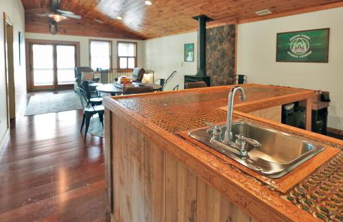 Lakefront Lodge with King Beds and Game Lounge - Foto 15