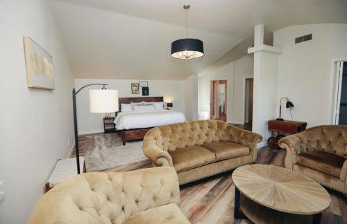 Riverfront Beauty with Pickle Ball Court - Foto 28