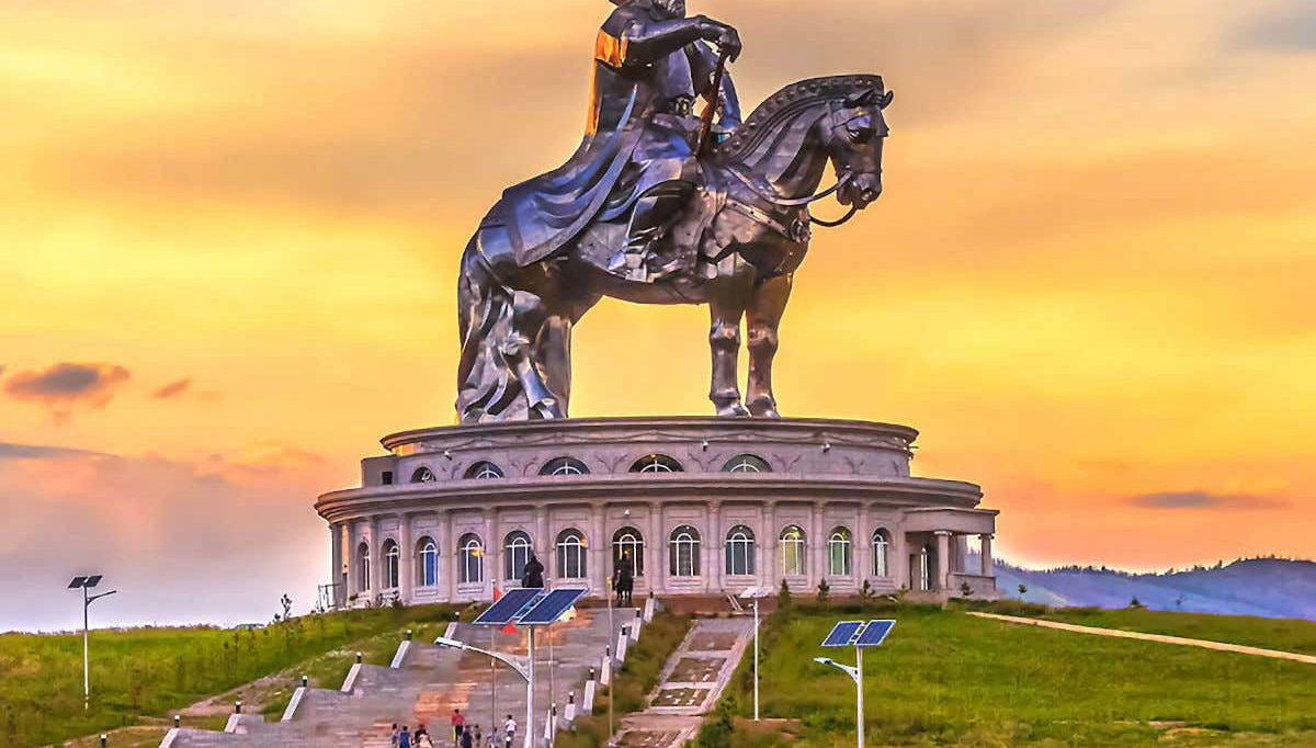 Parque Nacional de Gorkhi-Terelj + Estatua Gengis Kan - Foto 2, Escultura ecuestre de Gengis Kan al atardecer