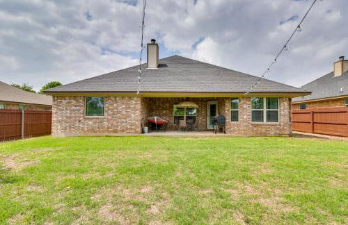 Unwind Fireside! Harker Family Retreat with Yard - Foto 33